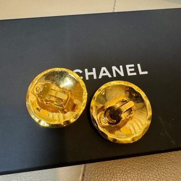 Sold ❌Chanel vintage clip on oversized earrings - Picture 3 of 5